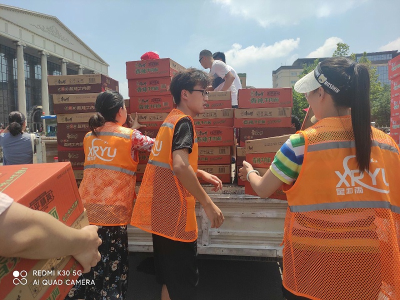 市政府搬運抗洪物資